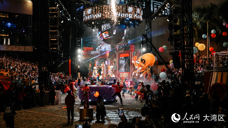 香港旅游发展局打造启德体育园迷你花车，寓意新地标引领新盛事。人民网 吴宇扬扬摄