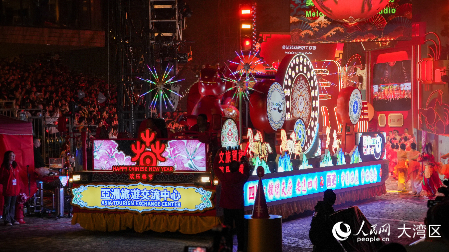 亚洲旅游交流中心花车将“欢乐春节”和内地文旅元素融入其中。人民网 吴宇扬扬摄