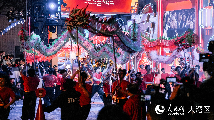 中国香港中国国术龙狮总会与意大利表演团体联袂献艺。人民网 吴宇扬扬摄