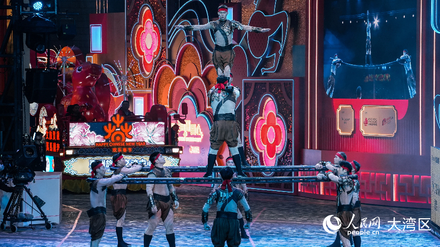 西安战士战旗杂技团高难度表演技惊四座。人民网 吴宇扬扬摄