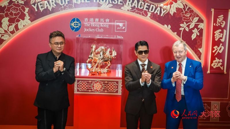 融马双骏艺术雕塑揭幕。人民网 吴宇扬扬摄