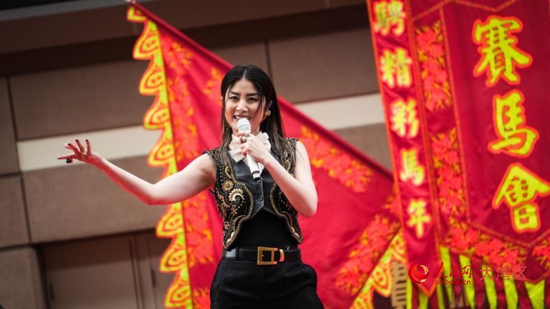 香港歌手陈慧琳在沙田马场献唱。人民网 吴宇扬扬摄