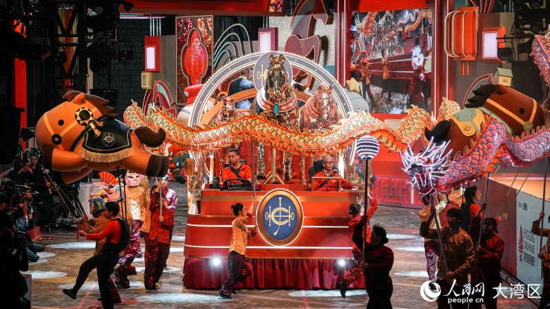香港新春国际汇演之夜的主题花车缓缓驶过。人民网 吴宇扬扬摄