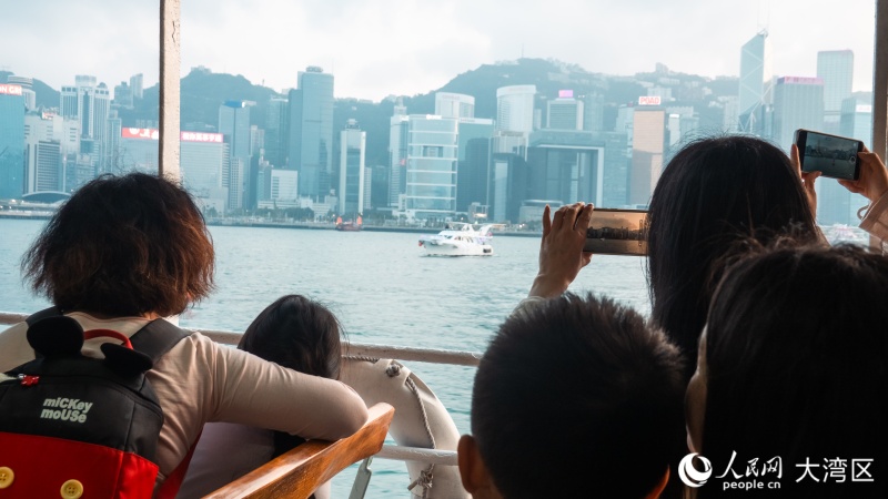 内地游客在天星小轮上拍照。人民网 吴宇扬扬摄