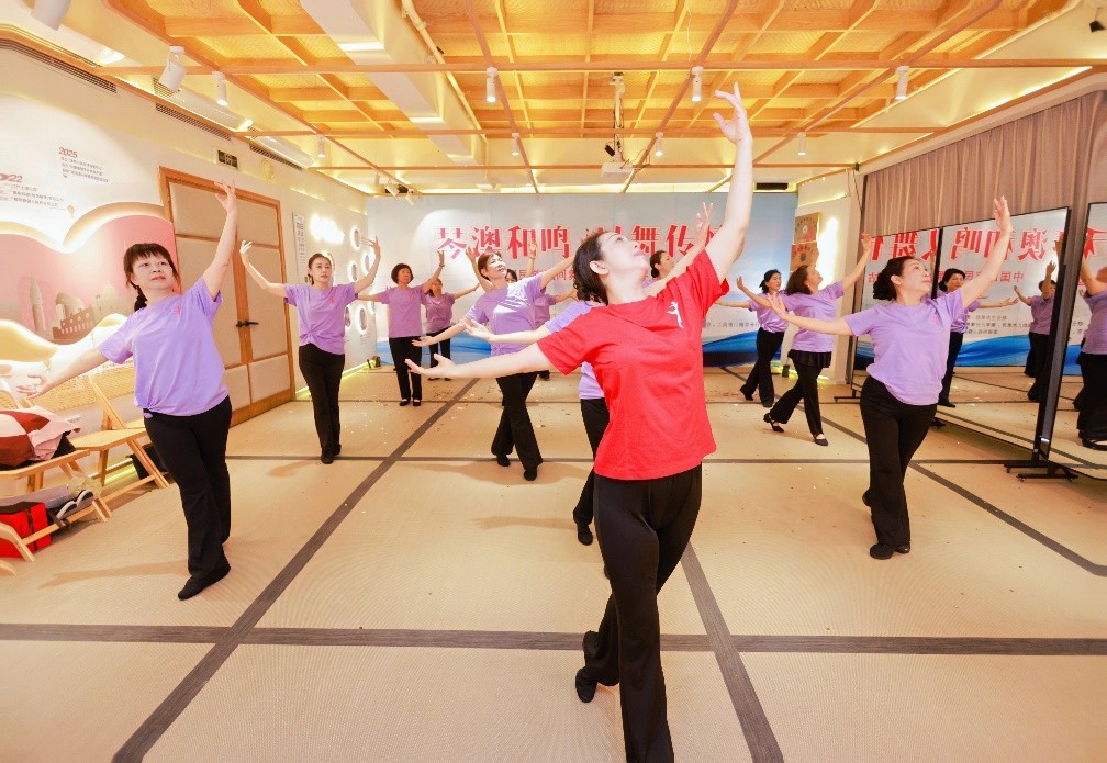 图为公益课导师梅永红带领学员学跳民族民间舞蹈。（主办方供图）