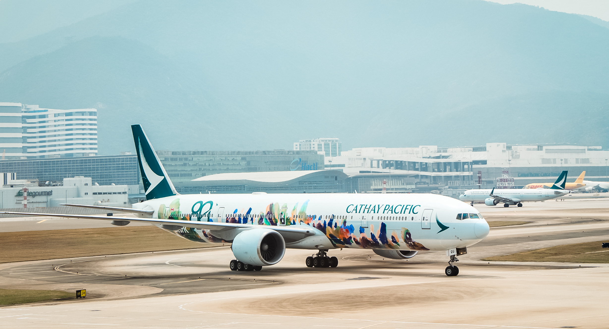 全新艺术涂装客机“‘香港精神号’——八十周年纪念版”。主办方供图