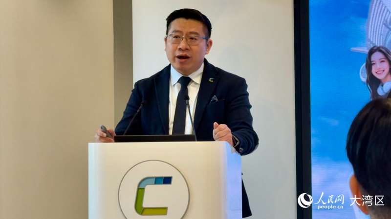 香港数码港智慧城市及数码转型总监蔡伟杰介绍活动亮点。人民网实习生 向芷菡摄