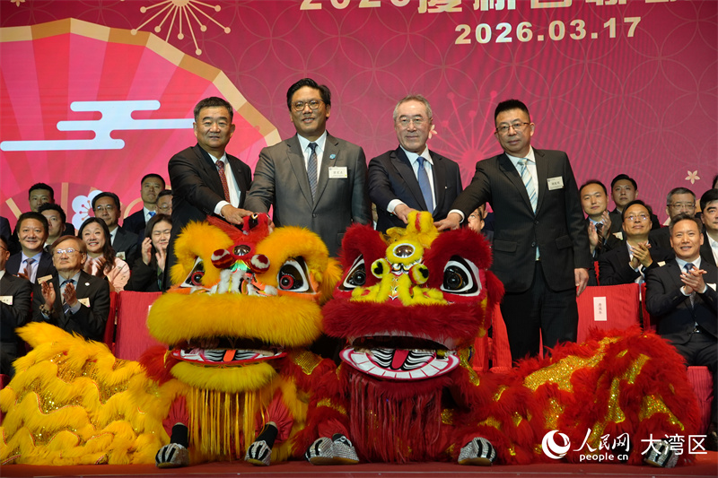 主礼嘉宾现场为醒狮簪花挂红、执笔点睛。人民网严小晶 摄