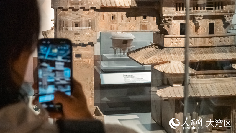 图4.来自焦作市博物馆藏的七层连阁式彩绘陶仓楼。人民网 吴宇扬扬 摄