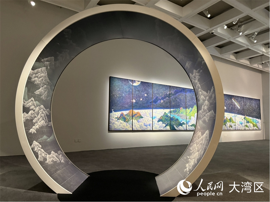 展品《山外山02》。人民网实习生 张雨洁摄