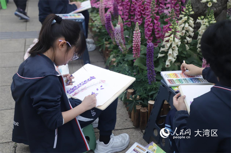 现场不少学生写生，参与绘画比赛。人民网实习生向芷菡 摄