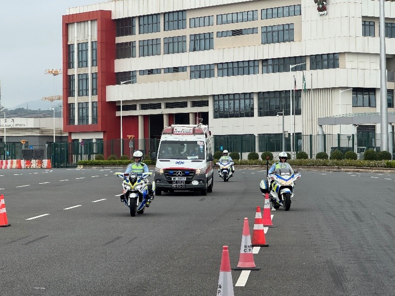 演练澳门治安警察局交通警员护送救护车前往口岸。澳门特区警察总局供图