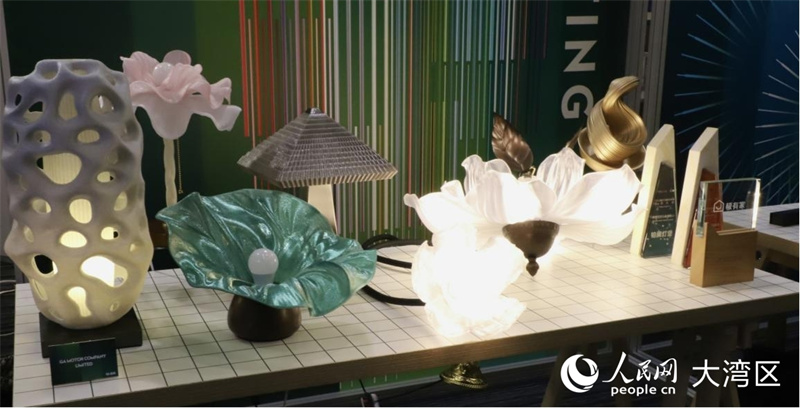 图4.GA MOTOR中古繁花吊灯在现场展示。人民网实习生 张雨洁摄