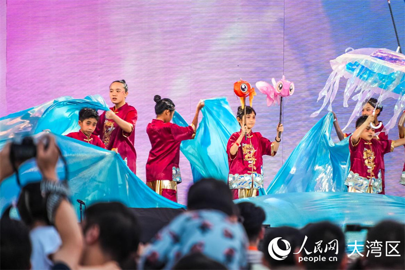 2026澳门国际幻彩大巡游压轴汇演。人民网 吴宇扬扬摄