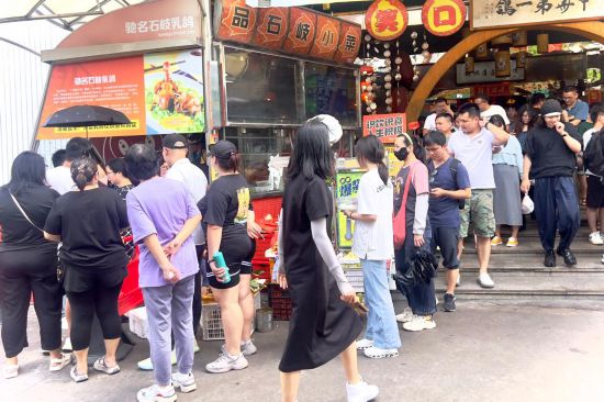 7��20�գ������ο�����ɽ��ɫ�͹���ǰ�Ŷӹ�����롣�»������ �ܼ��� ��