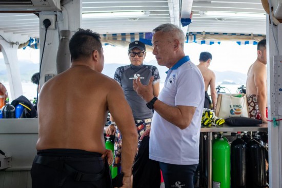 6��27�գ���������ǰ�ң��ڴ������Ա��̸���»������ �ϼ� ��