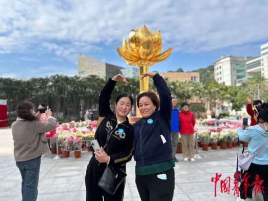 12月16日，在澳门金莲花广场上，游客们争相在这里打卡拍照。中青报·中青网记者 宁迪/摄