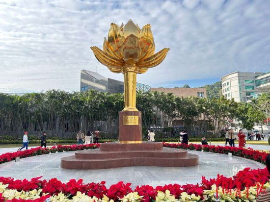 澳门金莲花广场上已经摆上鲜花，喜迎澳门回归祖国25周年。中青报·中青网记者 宁迪/摄