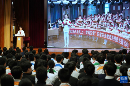   4月9日，在“京港两地共上一堂国安课”活动上，香港培侨中学学生通过视频连线和北京人大附中分校学生互动交流。新华社发（王申摄）