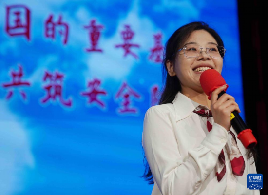   4月9日，在香港培侨中学，北京人大附中分校教师高维阳以“守护文明星火 共筑安全防线”为主题，为学生讲解国家安全相关内容。新华社发（王申摄）