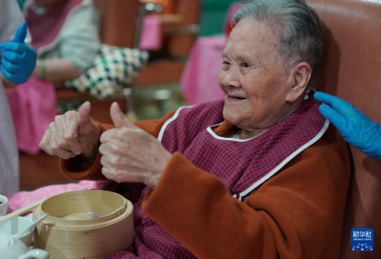 5月24日,在香港松悦园耆和护养院,老人家对“茶楼”的餐饮服务赞不绝口。新华社发(王申 摄)