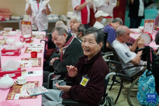 5月24日,在香港松悦园耆和护养院,老人家对“茶楼”的餐饮服务赞不绝口。新华社发(王申 摄)