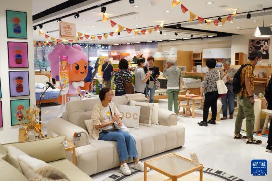 “618”期间,内地电商平台在香港举办线下市集,展示热销商品,提供“线下试用、线上下单”服务,吸引大批市民参与(6月16日摄)。新华社发(郭辛摄)