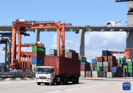 　　这是5月22日拍摄的香港货柜码头。新华社记者 陈铎 摄