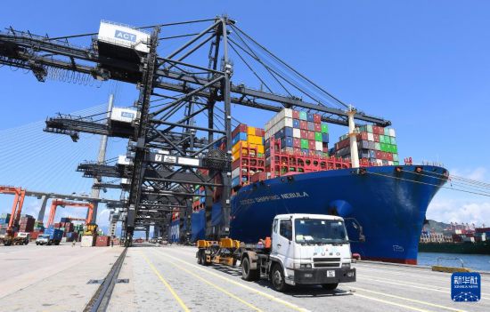 　　一艘货轮在香港货柜码头装货（5月22日摄）。新华社记者 陈铎 摄