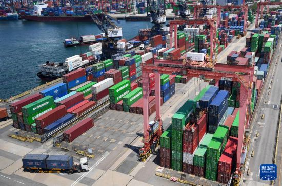 　　这是5月22日拍摄的香港货柜码头。新华社记者 陈铎 摄