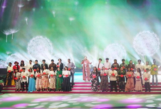 6月30日，“星耀紫荆庆回归”晚会在香港体育馆上演。新华社发（王申摄）