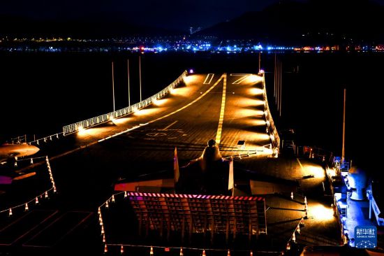 锚泊在维多利亚港的山东舰夜景（无人机照片，7月4日摄）。新华社发（蒲海洋 摄）