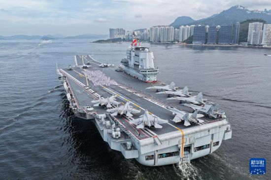 7月3日，中国海军山东舰航母编队抵达香港。这是山东舰官兵在飞行甲板上列队排出“国安家好”字样（无人机照片）。新华社发（蒲海洋 摄）
