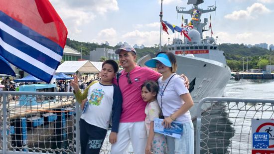 7月5日，民众参观湛江舰。新华社发（黄茜恬摄）