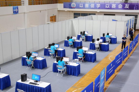 7月8日在上海第二工业大学拍摄的邀请赛现场。新华社发（陈潇雨摄）