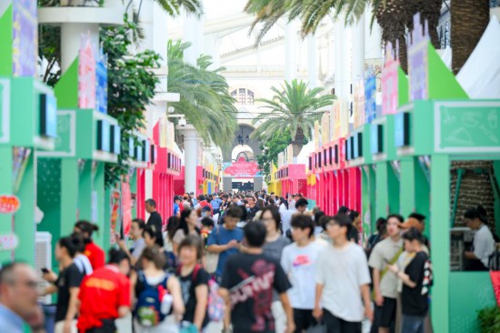 7月11日，2025澳门国际美食之都嘉年华上游客摩肩接踵。新华社发（张金加摄）