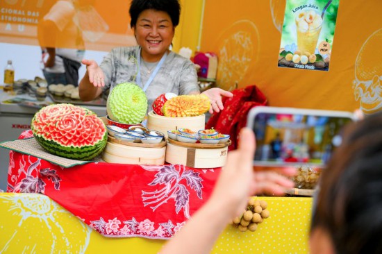 7月11日，游客在2025澳门国际美食之都嘉年华上拍摄美食。新华社发（张金加摄）