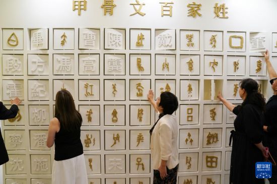 这是7月11日在香港中央图书馆拍摄的展览现场。新华社发（王申 摄）