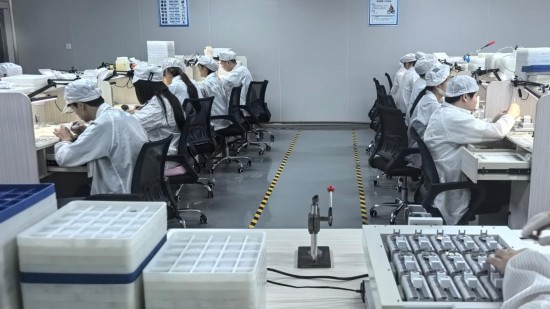 8月3日，在衡阳船山时间谷钟表产业园内，湖南正大钟表制造有限公司员工在车间组装手表零部件。新华社记者 马欣然 摄