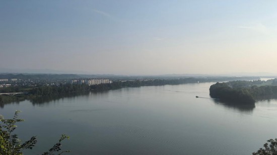 这是8月1日在常德桃花源风景区奇观亭内拍摄的沅江风貌。新华社记者 马欣然 摄