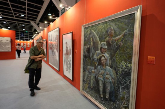 8月6日，观众在观看展览。新华社发（吕小炜摄）