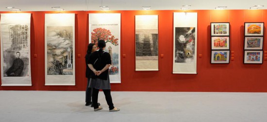 8月6日，观众在观看展览。新华社发（吕小炜摄）