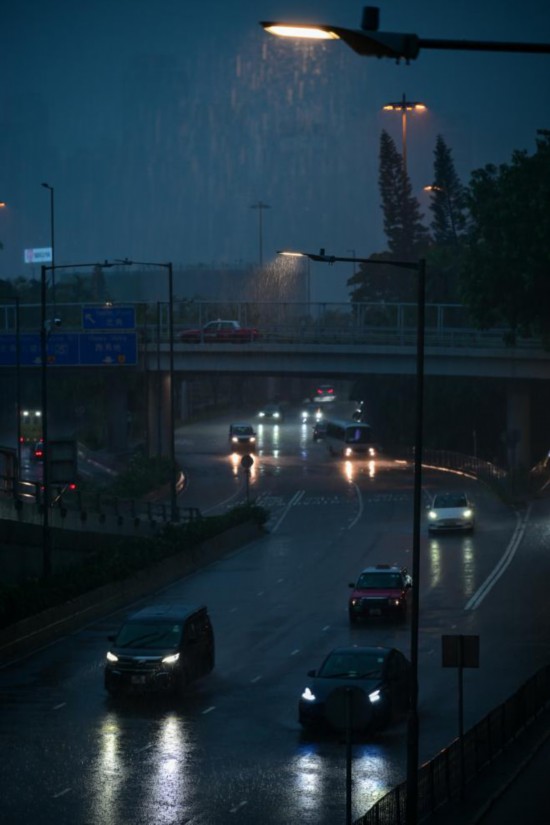 8月5日，车辆在香港街头雨中行驶。新华社记者 朱炜 摄