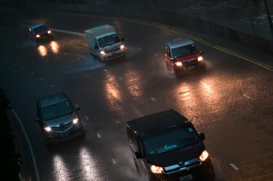 8月5日，车辆在香港街头雨中行驶。新华社记者 朱炜 摄