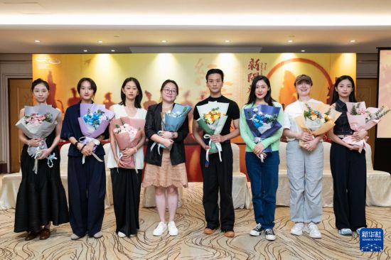  8月11日，演员在江苏大剧院原创民族舞剧《红楼梦》新闻发布会现场合影。新华社发
