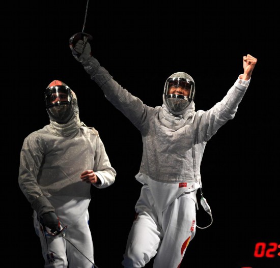 2008年8月12日，中国选手仲满（右）在北京奥运会男子佩剑个人决赛中战胜法国选手尼古拉·洛佩，获得冠军。新华社发（资料照片）