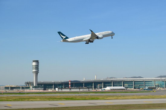 　　香港国际机场三跑道系统正式启用后，一架飞机从中跑道起飞（2024年11月28日摄）。新华社发