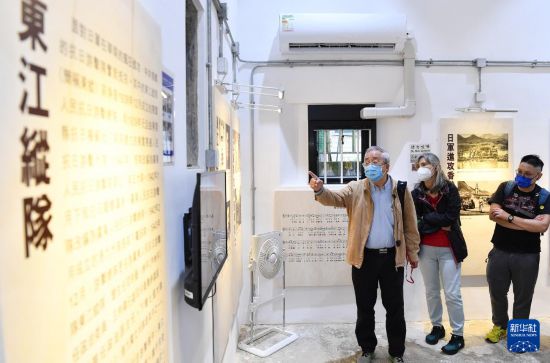 　　刘蜀永（左）在香港沙头角抗战纪念馆讲解（2022年11月26日摄）。新华社记者 陈铎 摄