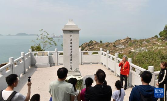 　　在香港新界屯门龙鼓滩的刘春祥抗日英雄群体纪念碑前，90岁的抗日老战士林珍为人们讲述中国共产党领导下的东江纵队港九独立大队的故事（2025年3月15日摄）。新华社记者 陈铎 摄