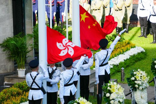 9月3日，在香港举行的中国人民抗日战争暨世界反法西斯战争胜利80周年纪念仪式上，升旗队将中华人民共和国国旗和香港特别行政区区旗升起。新华社记者 朱炜 摄